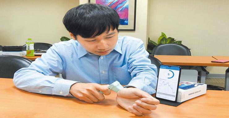 Chang-Po Chao, a distinguished professor in the Department of Electrical and Computer Engineering at National Chiao Tung University, and his team invent the world's first handheld 