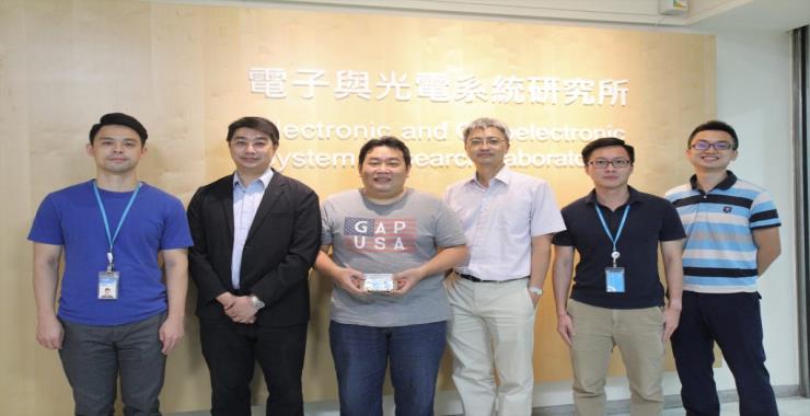 The team led by Professor Tuo-Hung Hou (third from the right) has been deeply involved in in-memory computing technology for many years. Through the cross-level co-design of memory devices, memory circuits, and artificial intelligence algorithms, the performance of in-memory computing has been improved step by step. The picture shows a group photo of the team and ITRI partners.