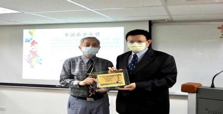 Prof. Li-Chun Wang is awarded the K.T. Li Fellow Award by Chi-Chao Wan, the Secretary-general of K. T. Li Foundation Development of Science and Technology. (Photo provided by IICM)