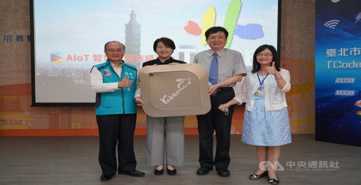 National Chiao Tung University donated Rabboni sensors to Junior High and Elementary Schools of Taipei City. Taipei City Government signed a memorandum of cooperation with National Chiao Tung University on August 12th. Under the witness of Deputy Mayor Shan-shan Huang (the second from left), Director of Education Can-Jin Tseng (the first from left) accepted the donation of 635 Rabboni from National Chiao Tung University. Those sensors will be distributed to the 6 self-made education and technology centers in junior high and elementary schools such as Ren-Ai junior high School in Taipei City.