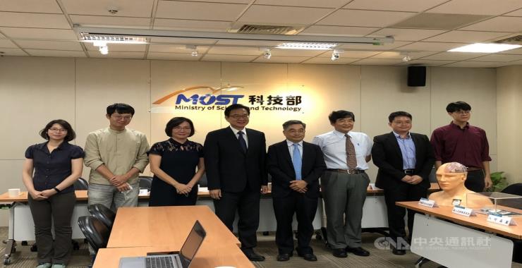 The Ministry of Science and Technology held a press conference on the research results on August 26th, 2020. Through the cooperation of biomedicine and the semiconductor industry, a cross-disciplinary team was formed to accurately treat Parkinson's disease. The picture shows Hong-Chen Chen (fourth from left), director of the Department of Biological Sciences of the Ministry of Science and Technology, Ming-Dou Ker (fourth from right), professor of the Institute of Electronics of National Chiao Tung University, and Chiung-Chu Chen (third from left), a movement disorder physician at Linkou Chang Gung Memorial Hospital.